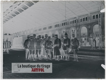 Groupe d’officiers, gare, plaque verre, photo ancienne, négatif 9x12 cm