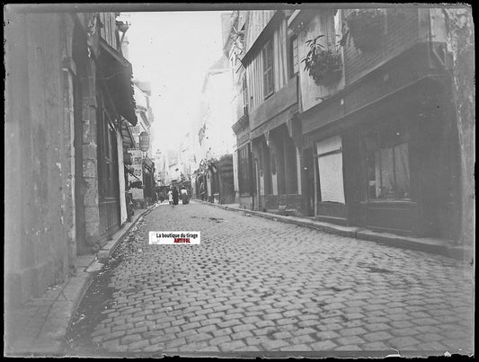 Ville à situer, rue, Plaque verre photo ancienne, négatif noir & blanc 9x12 cm