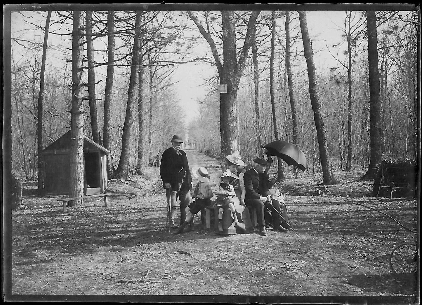 Plaque verre photo négatif noir et blanc 6x9 cm promenade famille route France 