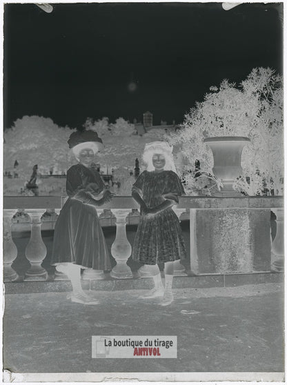 Dames en robe, Jardin Luxembourg, plaque verre, photo ancienne, négatif 9x12 cm