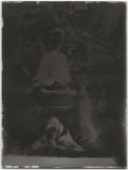 Dame sur un cailloux, Plaque verre photo ancienne, négatif noir & blanc 9x12 cm