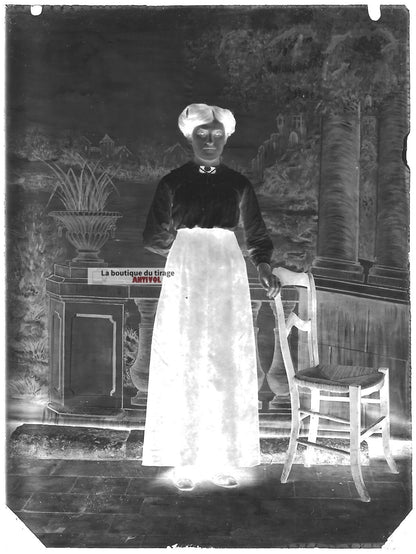 Plaque de verre photo ancienne négatif noir et blanc 9x12 cm femme robe vintage 