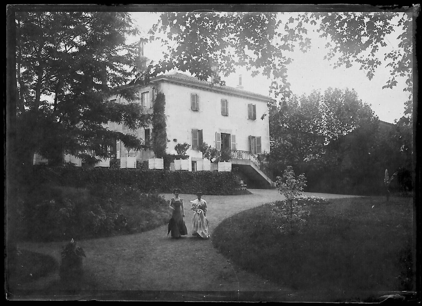 Plaque verre photo négatif noir et blanc 6x9 cm dames en robe, château France 