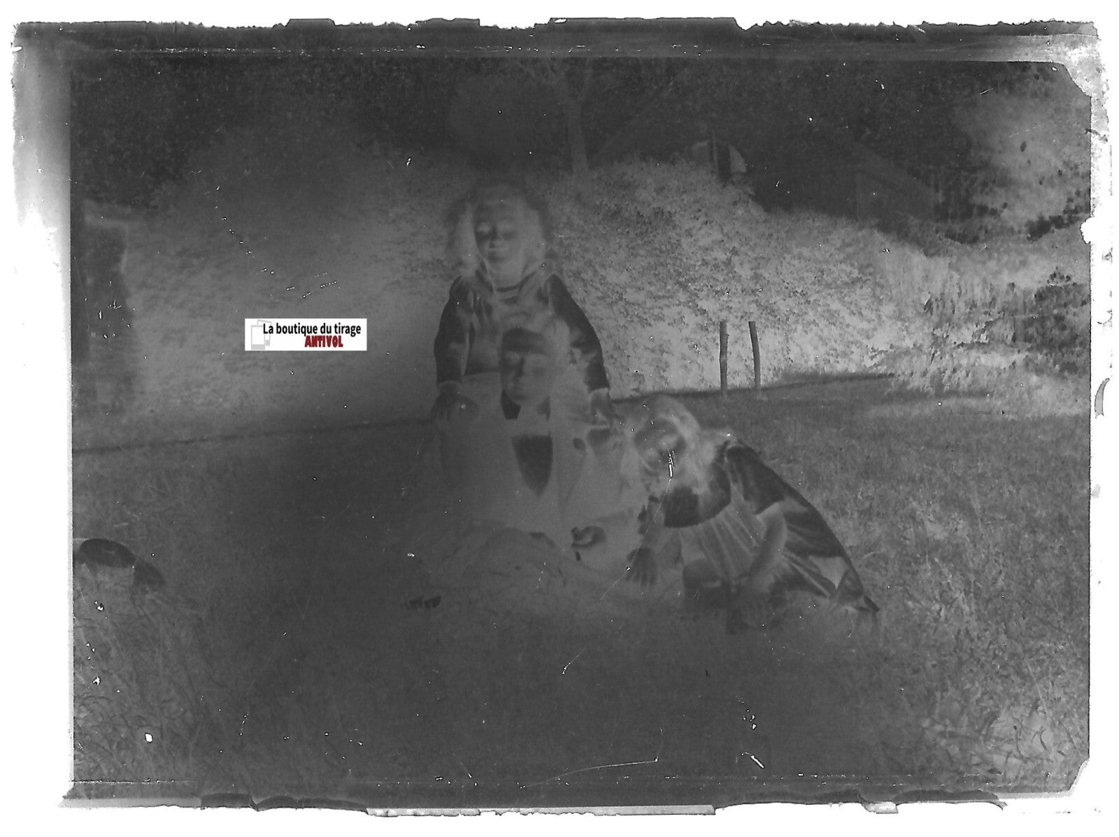 Père, filles, parc, Plaque verre photo ancienne, négatif noir & blanc 6x9 cm