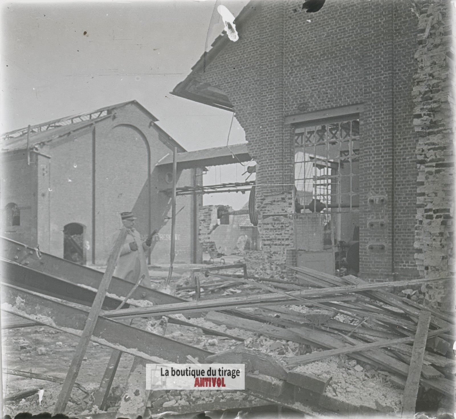 Usine bombardée, officier WW1, plaque verre photo ancienne stéréo 6x13 cm