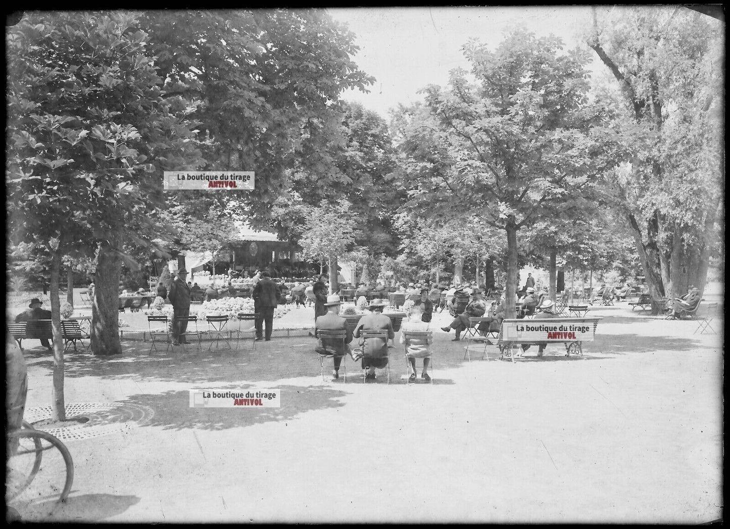 Plaque verre photo ancienne négatif noir et blanc 13x18 cm Vittel parc public