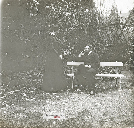 Conversation sur un banc, plaque verre stéréo, photo ancienne 4,5x10,7 cm
