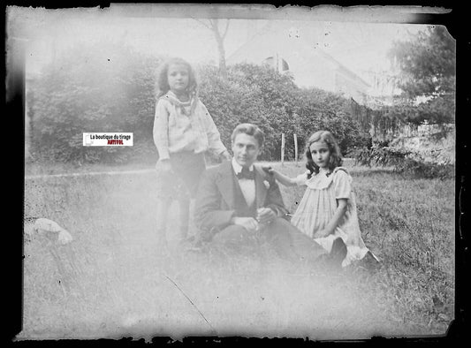 Père, filles, jardin, Plaque verre photo ancienne, négatif noir & blanc 6x9 cm