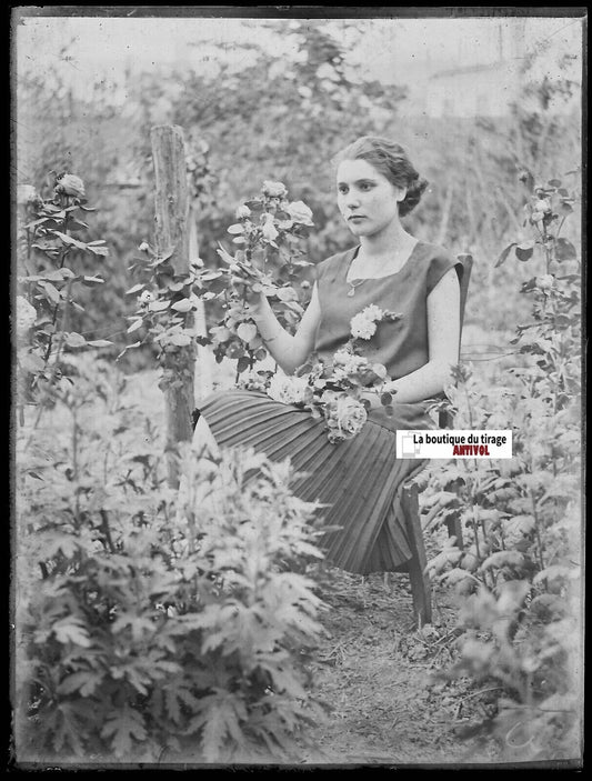 Femme, rose, jardin, Plaque verre photo ancienne, négatif noir & blanc 9x12 cm