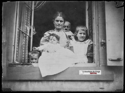 Plaque verre photo ancien négatif noir et blanc 9x12 cm famille fenêtre enfants