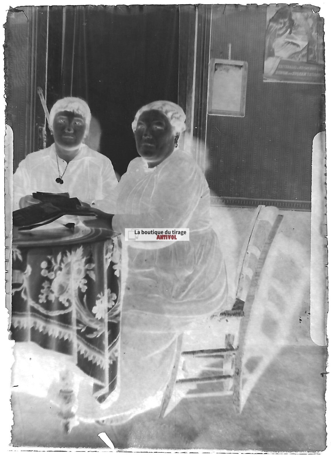 Plaque verre photo ancienne négatif noir et blanc 6x9 cm femmes salon maison 