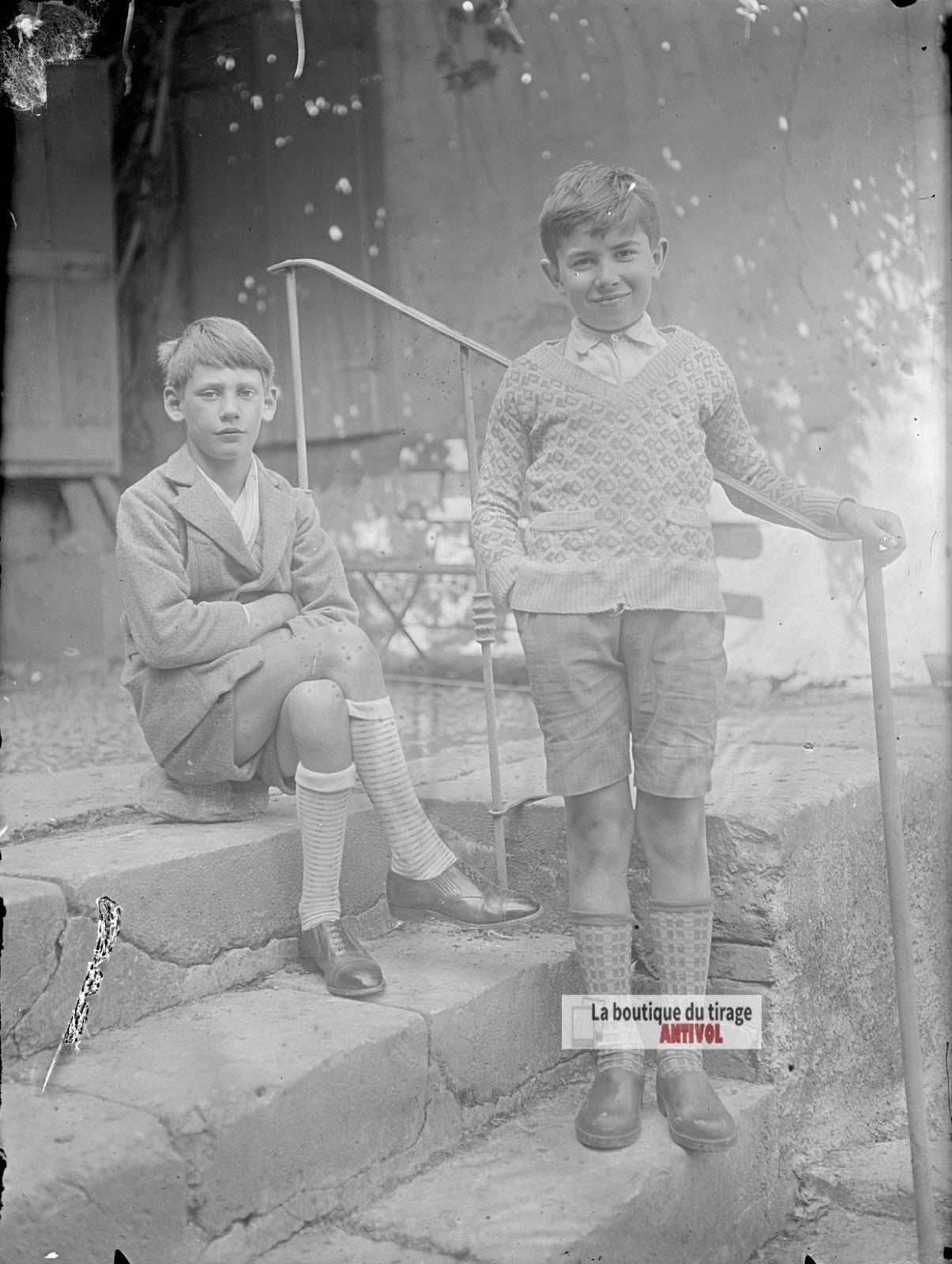 Deux jeunes garçons, escalier, plaque verre photo ancienne, négatif 9x12 cm
