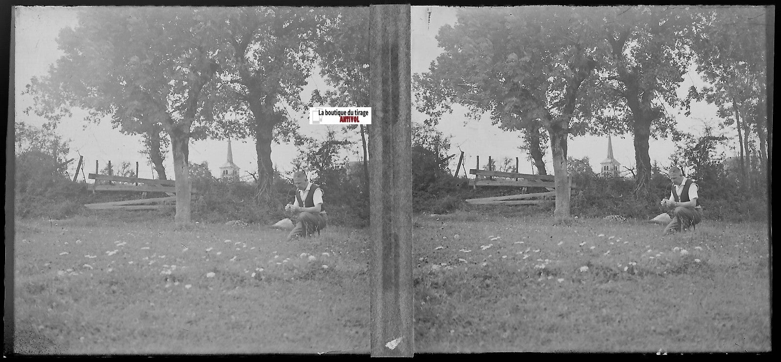 Homme, église, Plaque verre photo ancienne, stéréo négatif noir & blanc 6x13 cm