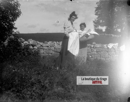 Deux femmes et un nourrisson, plaque verre photo ancienne, négatif 9x12 cm