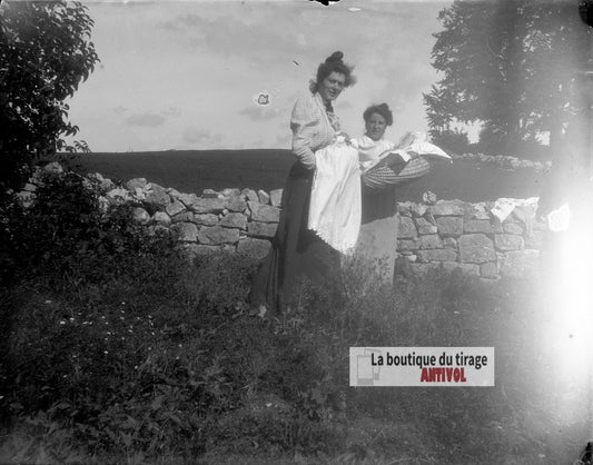 Deux femmes et un nourrisson, plaque verre photo ancienne, négatif 9x12 cm