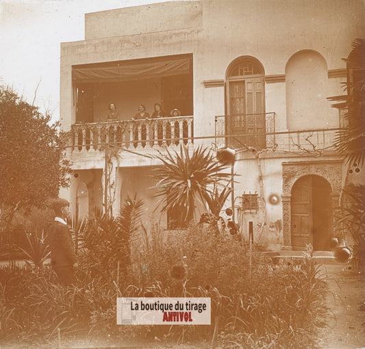 Villa et balcon, personnes, Algérie, plaque verre photo ancienne stéréo 6x13 cm