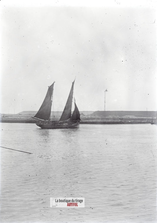 Voilier à deux mâts, Berck-sur-Mer, plaque verre photo ancienne, négatif 9x12 cm