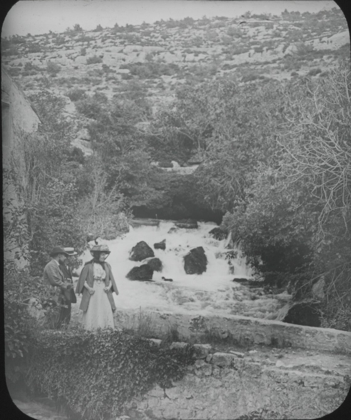 Source Fontaine l’Evêque, Var, photo ancienne plaque de verre, positif 8,5x10 cm
