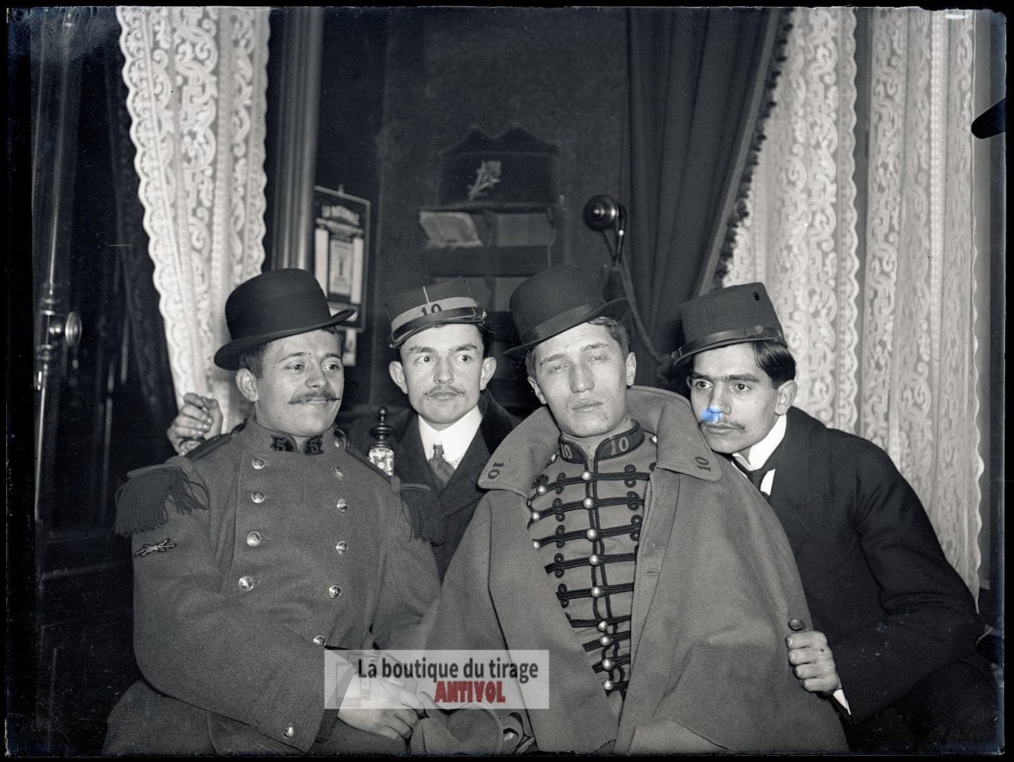 Camaraderie soldats, Paris 1910, plaque verre, photo ancienne, négatif 9x12 cm