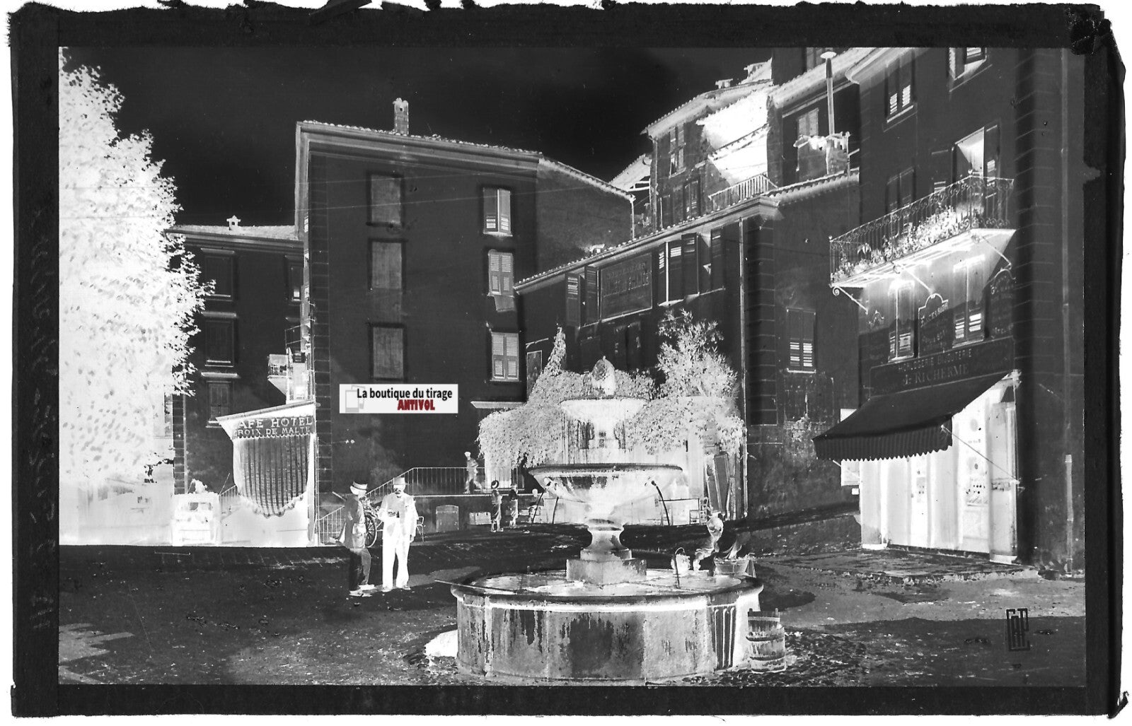 Plaque verre photo ancienne, négatif noir & blanc 9x14 cm, Puget-Théniers, place