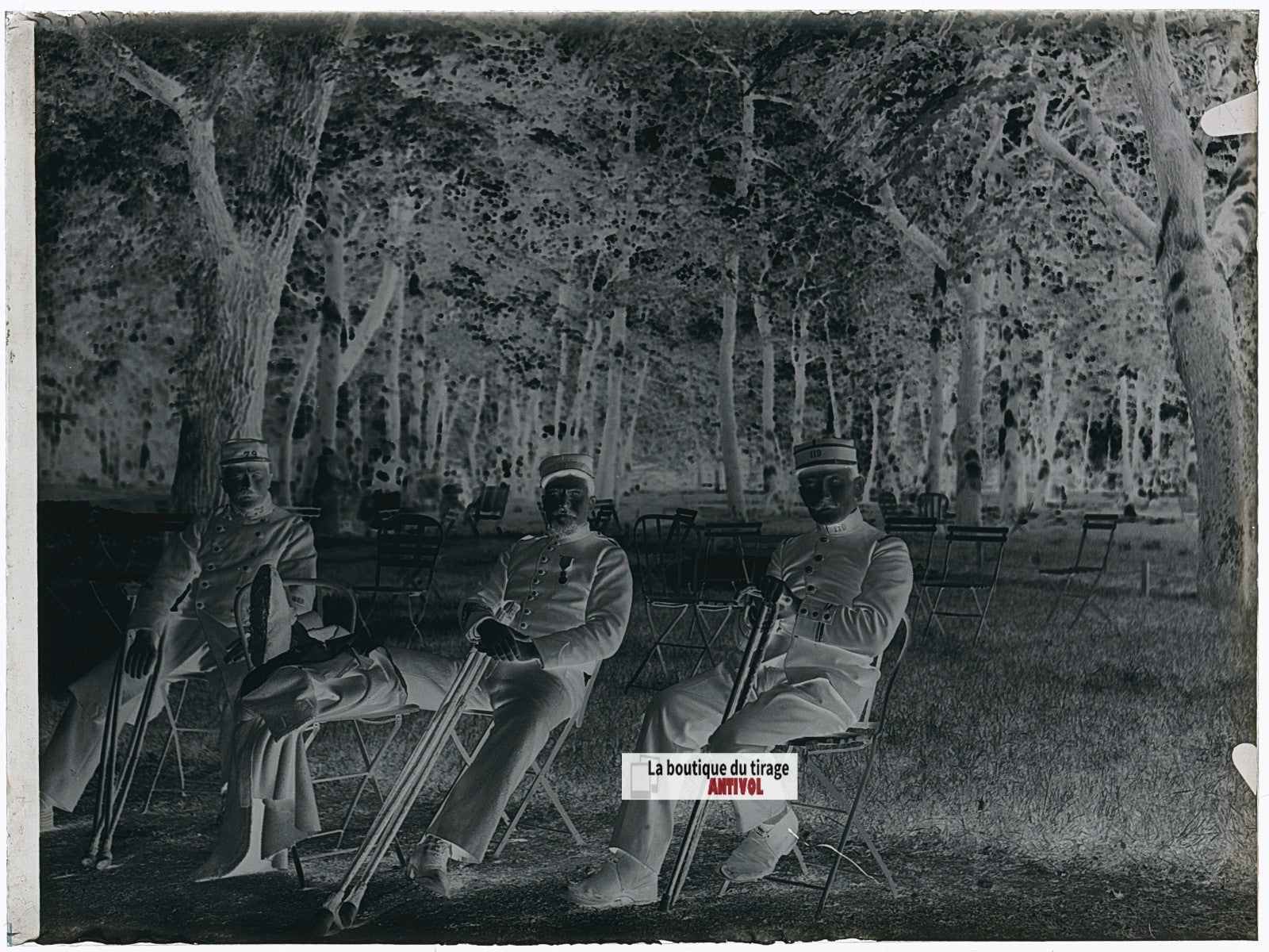 Officiers au repos, soldats, plaque verre, photo ancienne, négatif N&B 9x12 cm