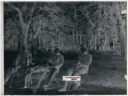 Officiers au repos, soldats, plaque verre, photo ancienne, négatif N&B 9x12 cm