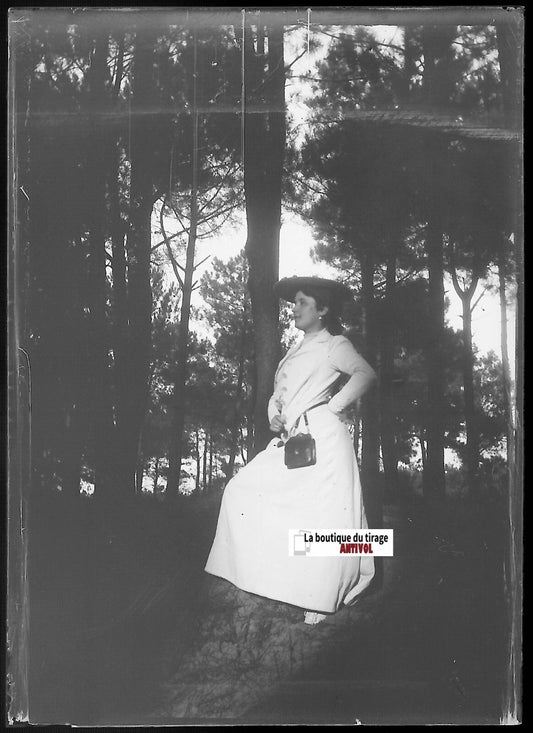 Femme, forêt, France, Plaque verre photo, négatif ancien noir & blanc 6x9 cm
