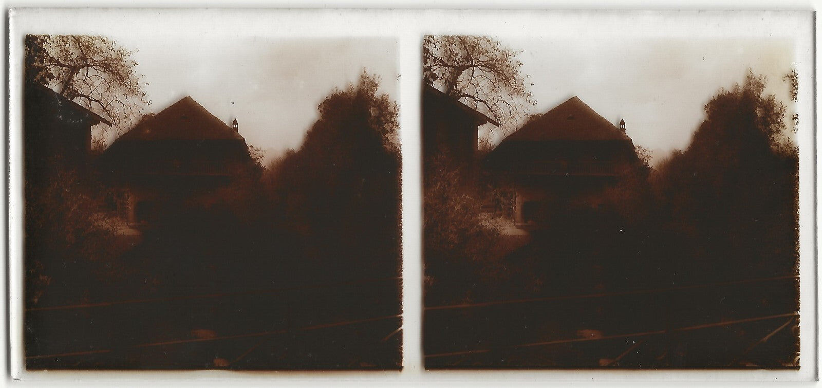 Maison village, rivière, Plaque verre photo stéréo, positif noir & blanc 6x13 cm