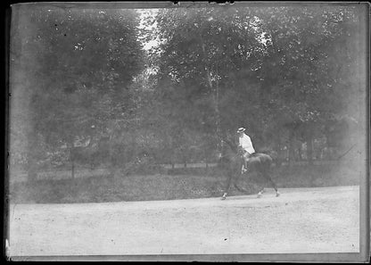 Plaque verre photo négatif noir et blanc 6x9 cm homme sur cheval glass plate 