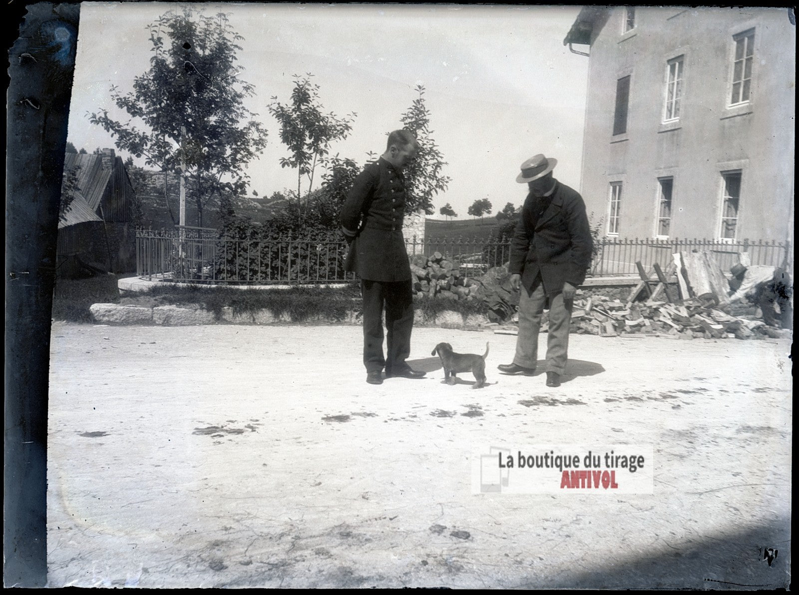 Deux hommes, chien, militaire, plaque verre photo ancienne, négatif 9x12 cm