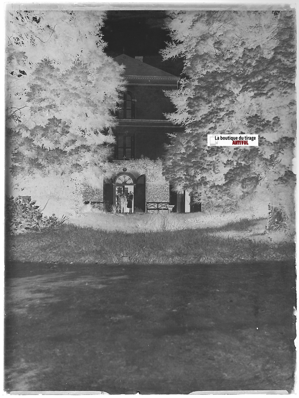 Famille, château, Plaque verre photo ancienne, négatif noir & blanc 9x12 cm