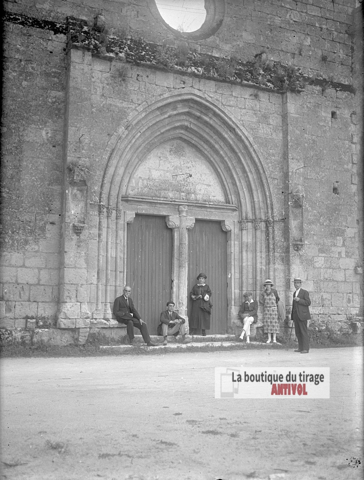 Groupe devant une église gothique, plaque verre photo ancienne, négatif 9x12 cm