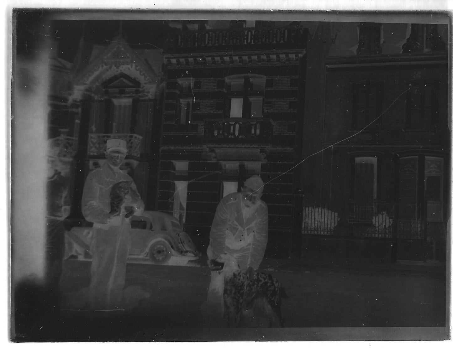 Plaque verre photo ancienne noir et blanc négatif 9x12 cm soldats voiture chien 