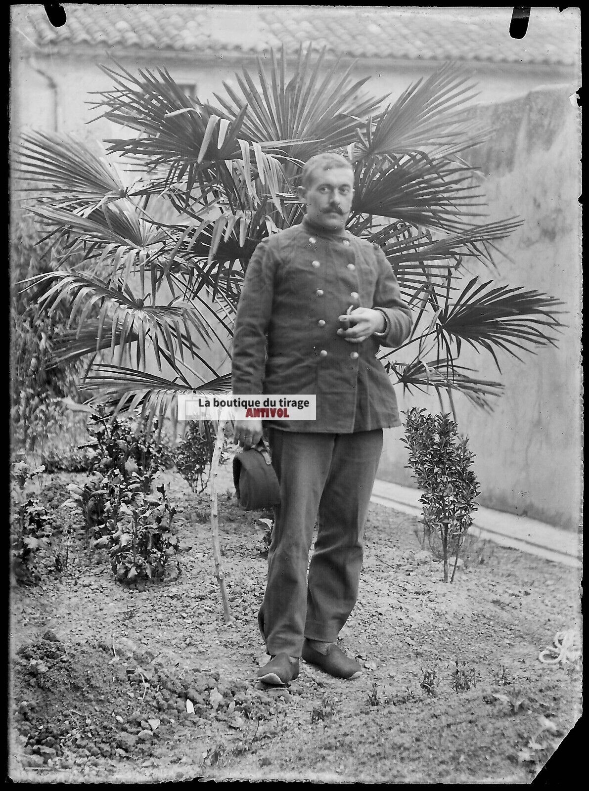 Plaque verre photo ancienne négatif noir et blanc 9x12 cm soldat pipe jardin 