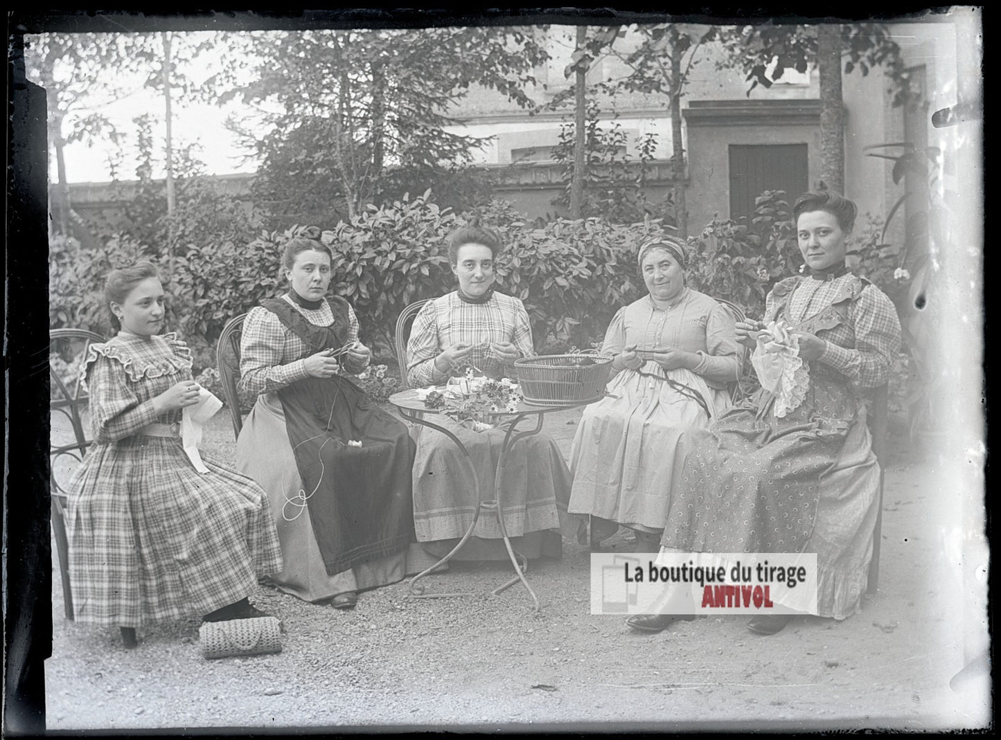 Femmes cousant et tricotant, plaque verre photo ancienne, négatif 9x12 cm