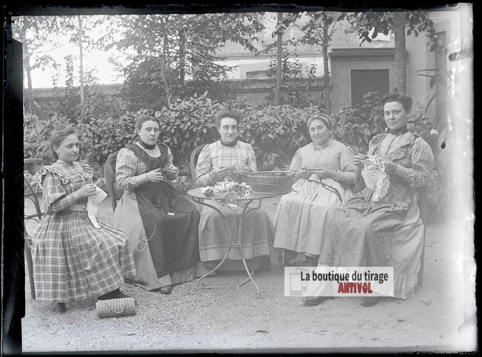 Femmes cousant et tricotant, plaque verre photo ancienne, négatif 9x12 cm