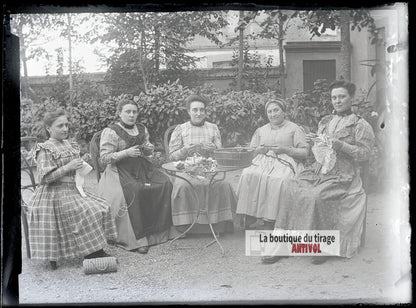 Femmes cousant et tricotant, plaque verre photo ancienne, négatif 9x12 cm