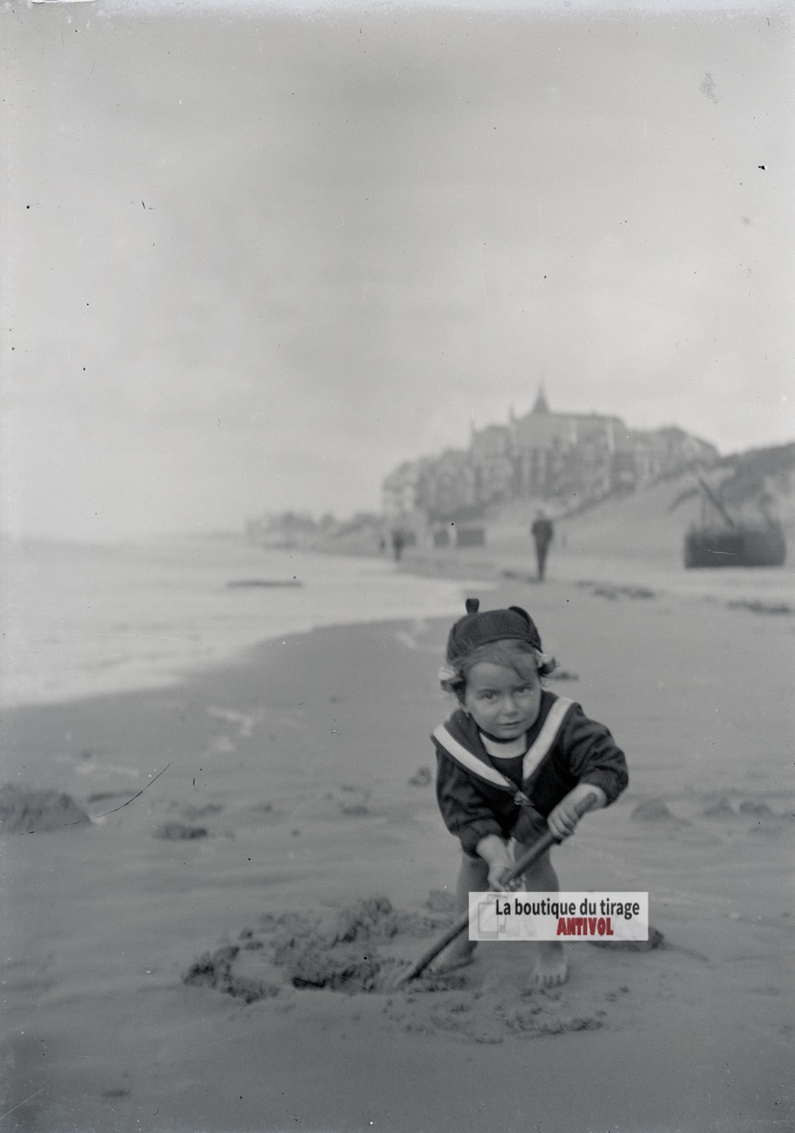 Jeune enfant, sable, Berck-Plage, plaque verre photo ancienne, négatif 9x12 cm
