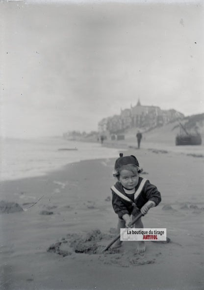 Jeune enfant, sable, Berck-Plage, plaque verre photo ancienne, négatif 9x12 cm