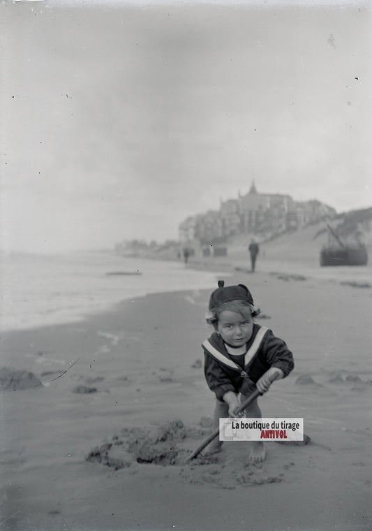 Jeune enfant, sable, Berck-Plage, plaque verre photo ancienne, négatif 9x12 cm