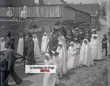 Procession, village France, plaque verre, photo ancienne, négatif N&B 6x13 cm