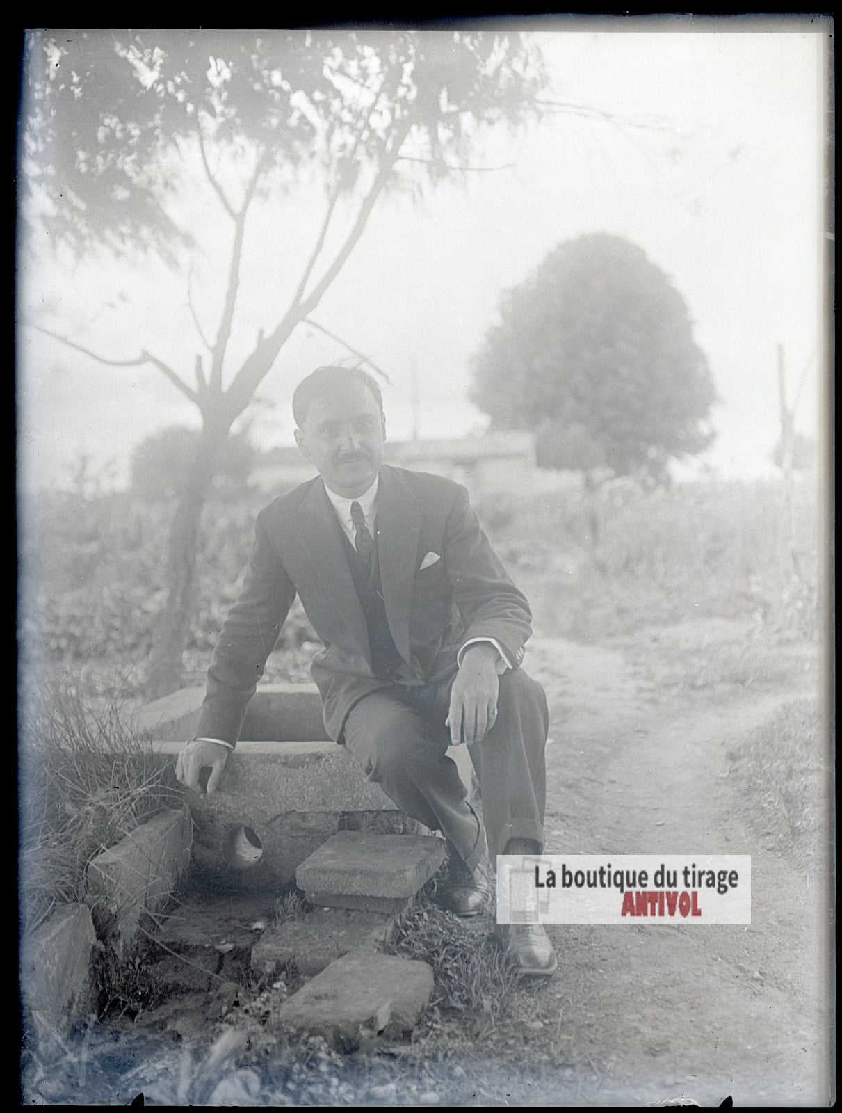 Homme assis près d’un réservoir, plaque verre photo ancienne, négatif 9x12 cm