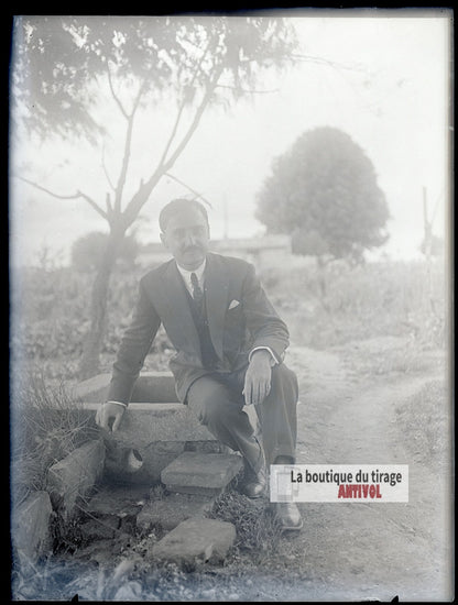 Homme assis près d’un réservoir, plaque verre photo ancienne, négatif 9x12 cm