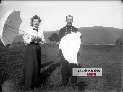 Jeune mère, nourrisson, militaire, plaque verre photo ancienne, négatif 9x12 cm