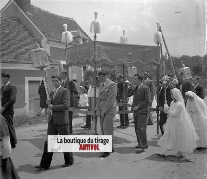 Procession, village France, plaque verre, photo ancienne, négatif N&B 6x13 cm