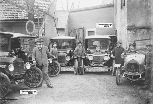 Photo ancienne, ancien garage, voiture Le Zèbre, Ford, Dunlop, années 1910, poster noir et blanc vintage, France - La Boutique Du Tirage 