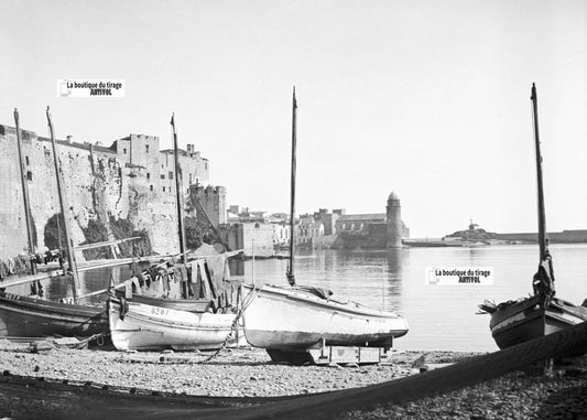 Photo ancienne, Collioure France, mer et bateaux, paysage, poster noir et blanc - La Boutique Du Tirage 